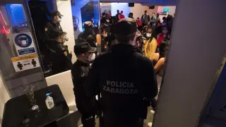 Agentes de la Policía Nacional y Local identifican a 75 jóvenes que se encontraban en un bar de La Magdalena sin mascarilla ni distancia.