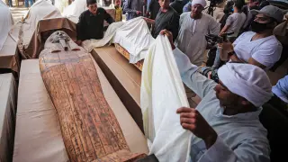 Momento en el que se han abierto los sarcófagos sellados procedentes de Saqqara, en Egipto.