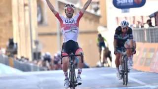 El italiano Diego Ulissi (UAE) se impuso al esprint por delante del eslovaco Peter Sagan (Bora Hansgrohe) este domingo en la segunda etapa del Giro de Italia