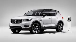 XC40 Recharge plug-in hybrid R-Design expression, in Crystal White Pearl