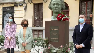 Carmen Calvo (centro) en el homenaje junto al busto de Clara Campoamor.
