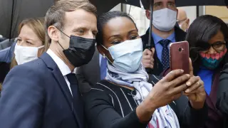 Macron posa para un selfie.