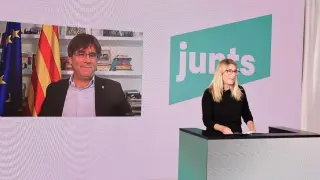 Puigdemont y la vicepresidenta del partido, Elsa Artadi, este domingo.