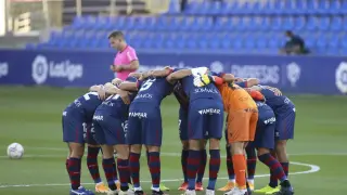 Los jugadores de la SD Huesca se conjuran antes del partido contra el Atlético de Madrid