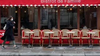 Terraza vacía en las calles de París
