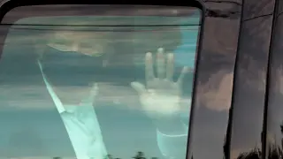 Trump salió, con mascarilla, en un coche blindado