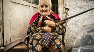 Una anciana armada con un rifle a las puertas de su casa