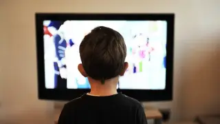 Un niño viendo la televisión