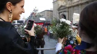 Dos oferentes fotografían sus flores durante la Ofrenda del año pasado.