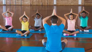 Con el yoga, los niños mejoran la coordinación, el equilibrio y la flexibilidad,