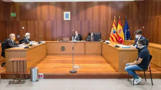 El acusado Julio Pérez Lapeña, junto a su abogado Carlos Gimnénez, dsurante el juicio en la Audiencia de Zaragoza.