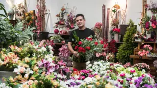 Rubén, entre un mar de flores en el negocio familiar, Gálvez Floristas.