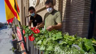 El Ayuntamiento de Zaragoza engalana sus balcones con flores en las "no fiestas del Pilar".