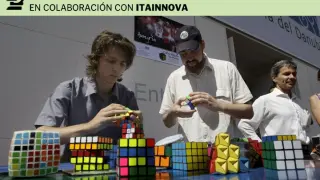 Para poder competir hay que ordenar los colores del cubo de Rubik, uno en cada cara, en menos de 20 segundos.