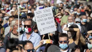 Cientos de negacionistas han protestado este sábado en Roma contra el uso de la mascarilla para protegerse de los contagios de la covid.