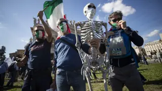Cientos de negacionistas han protestado este sábado en Roma contra el uso de la mascarilla para protegerse de los contagios de la covid.