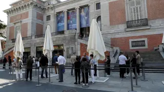 Filas para entrar en el Museo del Prado en Madrid este sábado tras decretarse el estado de alarma.
