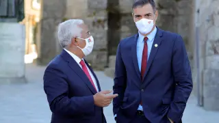 Pedro Sánchez junto al primer ministro portugués, António Costa, antes de la rueda de prensa ofrecida tras la XXXI Cumbre Ibérica celebrada este sábado en la ciudad lusa de Guarda.
