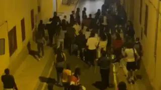 Un momento de la pelea entre jóvenes ocurrida el jueves por la noche en Delicias.