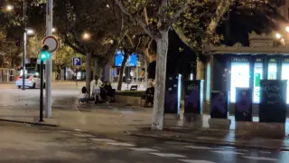 Varios jóvenes, la pasada madrugada en las calles de Zaragoza.
