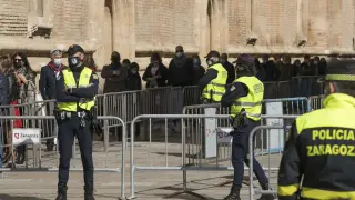 Varios policías vigilaban ayer las dos entradas al templo en las que se colocaron vallas para guiar las filas de visitantes.