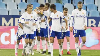 Los futbolistas del Real Zaragoza celebran el gol de Narváez en el minuto 88 que dio el triunfo por 1-0 ante el Albacete.