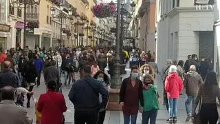 Conforme avanza la jornada, va creciendo la afluencia de visitantes que se acercan hasta la plaza del Pilar de Zaragoza. Aumentan también las colas para entrar en la basílica y los oferentes que se acercan a dejar flores.