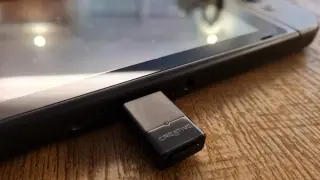Este pequeño pincho se inserta en el puerto USB-C de la Switch.