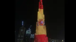 La bandera de España ilumina el Burj Khalifa de Dubái en el Día de la Hispanidad.