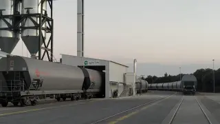 El tren cargado de harina de soja procedente del puerto de Tarragona, llegando al apartadero agroalimentario de la Terminal Intermodal de Monzón.