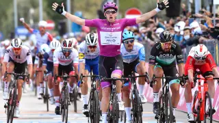 El francés Arnaud Demare (Groupama FDJ) vence al esprint la úndécima etapa del Giro