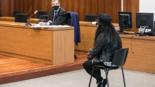 La acusada, con su abogado Javier Osés, durante el juicio celebrado en la Audiencia de Zaragoza.