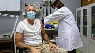 Jorge Azcón, este jueves, siendo vacunado de la gripe.