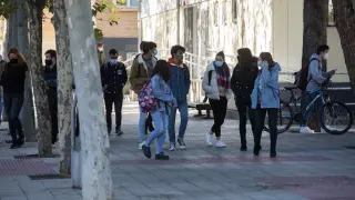 Estudiantes universitarios, este viernes, en el campus San Francisco de Zaragoza