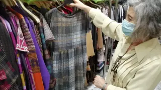 María Jesús Urieta muestra uno de los vestidos de su céntrica tienda.