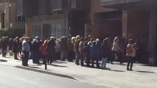 Numerosas personas esperan para vacunarse de la gripe en el centro de Salud de Sagasta de Zaragoza