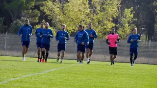 Varios jugadores de la SD Huesca realizan carrera continua en el entrenamiento posterior al 2-2 con el Valladolid.