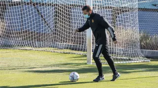 Rubén Baraja, en el entrenamiento del equipo en la Ciudad Deportiva, controla un balón junto a una portería.