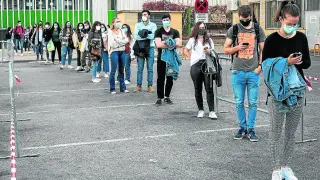 Estudiantes de la Universidad de Zaragoza, ayer, hacen fila para vacunarse contra la gripe.