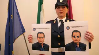 Una policía muestra retratos robot de Matteo Messina