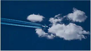 Estela de un avión en el cielo
