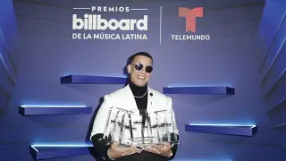 Daddy Yankee posando con sus premios