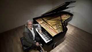 Rubén Lorenzo, ayer, en el estudio donde toca habitualmente el piano