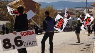 Personas de la plataforma ciudadana "Soria ya" durante la cuarta etapa de la Vuelta Ciclista a España, entre Garray y Ejea de los Caballeros