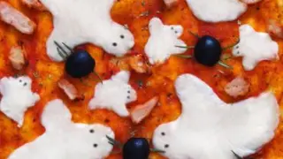 Pizza con lonchas de queso en forma de fantasmas