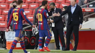 Koeman saluda a Messi durante el clásico.