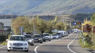 Fila de vehículos en la variante de Sabiñanigo, dirección Zaragoza, el 12 de octubre, al final del puente del Pilar.