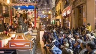 Los Reyes Magos, en una abarrotada calle de Alfonso I, el pasado 5 de enero.