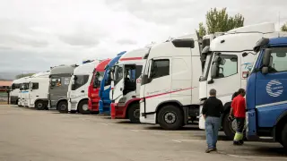 Imagen de archivo de varios camiones aparcados en un área de servicio de la N-II en Alfajarín.