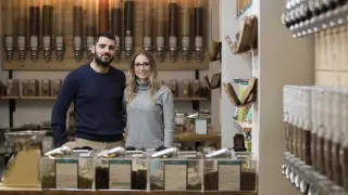 María Navarri y Álvaro Guerrero en su tienda Albática, en la calle de Pedro María Ric en Zaragoza.